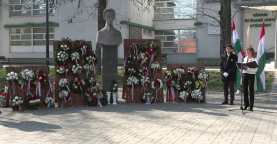 Koszorúzás a Petőfi szobornál